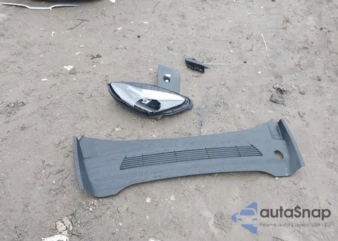 2022 Tesla Model Y Long Range Dual Motor All-Wheel Drive z USA, uszkodzony, nr VIN 7SAYGDEE4NF447159